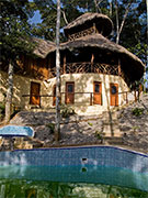 Piscina y restaurante. Arcoiris Jungle Lodge. Ecuador